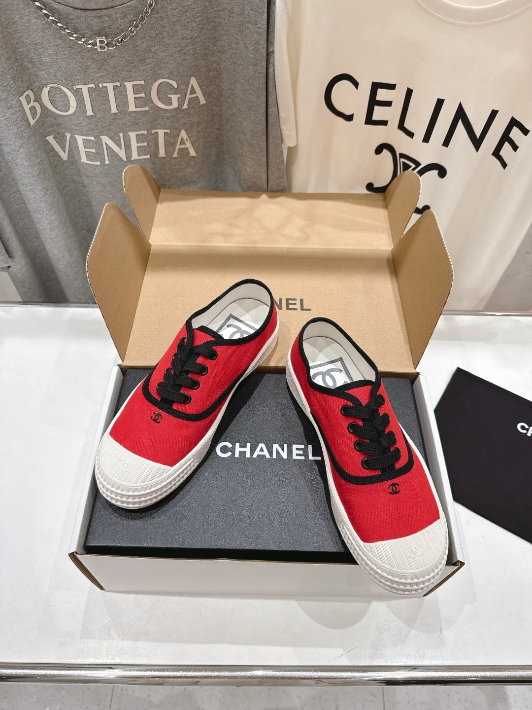 👟👟Ex-factory price 400👟👟 -Chanel* Xiaoxiang 2025ss latest casual shoes, currently super popular biscuit shoes. Internet celebrity Xiaohongshu is crazy about hot recommendations. The silly and cute style has a retro flavor! Special shape, very recognizable, slim and long legs, absolutely powerful, very comfortable to wear, good-looking, comfortable, and heightening. I must recommend it to everyone, the main feature of this year's series, minimalist style ✔Fabric: original customized canvas ✔Foot: water-dyed cowhide, comfortable foot feel ✔Outsole: molded high-elastic rubber platform outsole ✔Number: 35-39 (customized in 40)